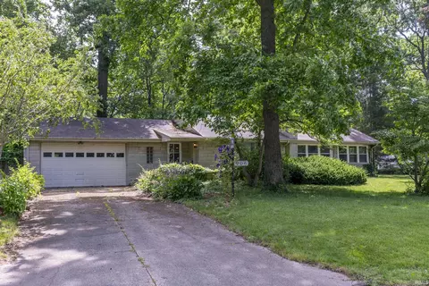906 White Oak Dr, South Bend, IN 46617