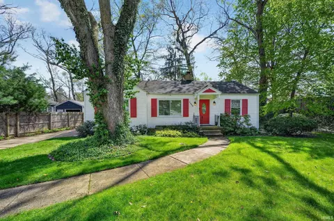3320 Oakcrest Dr, South Bend, IN 46615