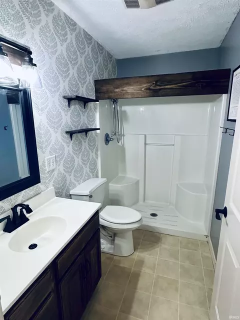 Bath - 909 E 10th St, Fowler, IN 47944 photo 1 of 2
