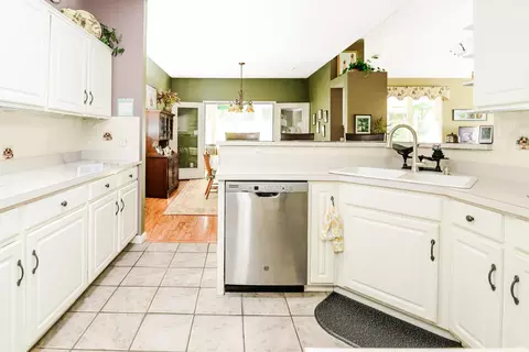 Kitchen - 9415 S Harbour Pointe Dr, Bloomington, IN 47401 photo 2 of 3