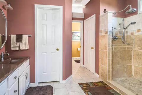 Bath - 9415 S Harbour Pointe Dr, Bloomington, IN 47401 photo 3 of 4