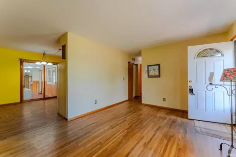Living - 1062 Alber St, Wabash, IN 46992 photo 2 of 6