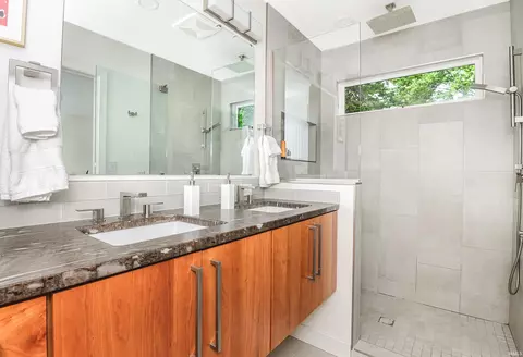 Bath - 325 E Clover Ln, Bloomington, IN 47408 photo 1 of 6