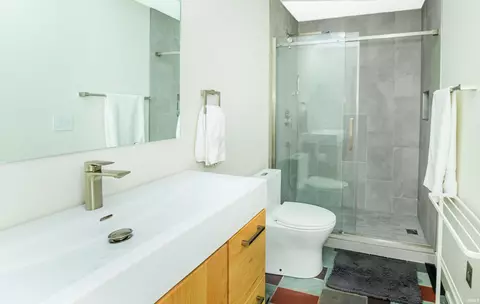 Bath - 325 E Clover Ln, Bloomington, IN 47408 photo 6 of 6