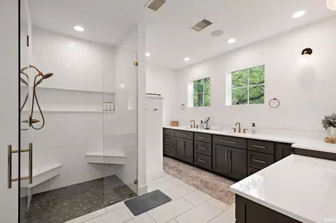 Bath - 2481 Oak Tree Cir, Winamac, IN 46996 photo 2 of 7