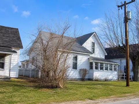 80 D St, Linton, IN 47441