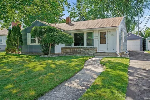 1616 Churchill Dr, South Bend, IN 46617
