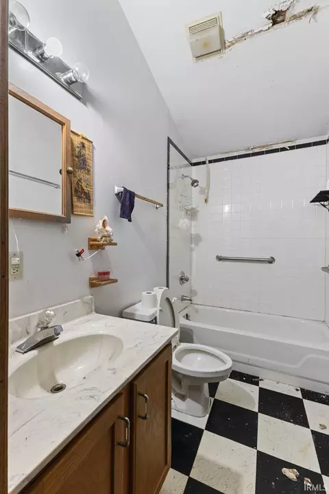 Bath - 914 W 3rd St, Bloomington, IN 47404 photo 2 of 2