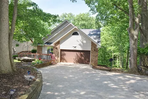 9392 S Harbour Pointe Dr, Bloomington, IN 47401
