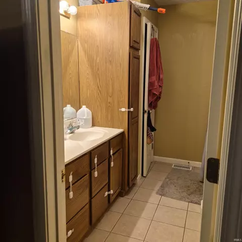 Bath - 4236 S Darrell Dr, Bloomington, IN 47403 photo 2 of 3