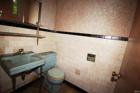 Bath - 1427 E 500 S, Wabash, IN 46992 photo 1 of 2