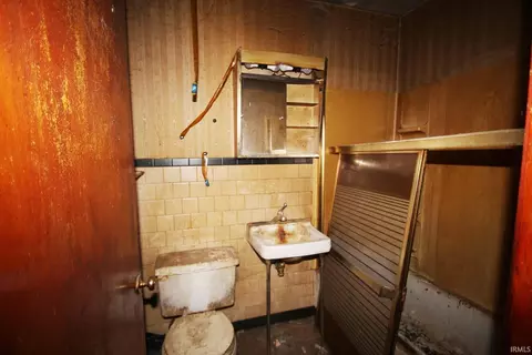 Bath - 1427 E 500 S, Wabash, IN 46992 photo 2 of 2