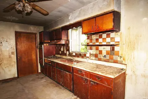 Kitchen - 1427 E 500 S, Wabash, IN 46992 photo 2 of 2