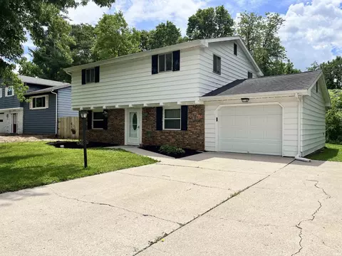 2536 Deerwood Dr, Fort Wayne, IN 46825