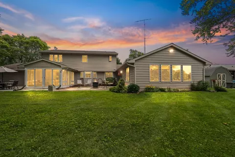 2127 Bluewater Dr, Warsaw, IN 46580