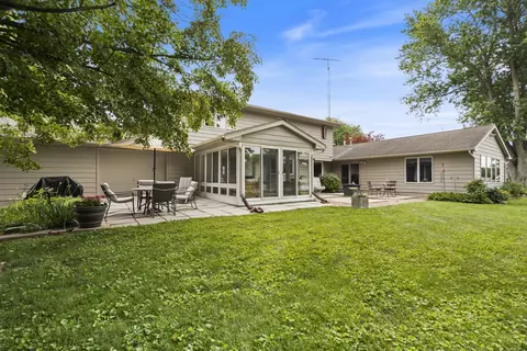 2127 Bluewater Dr, Warsaw, IN 46580