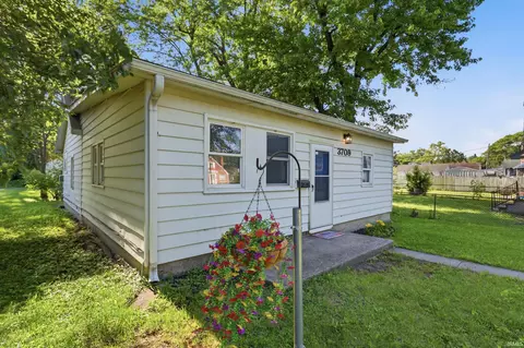 3709 S Park Dr, Fort Wayne, IN 46806