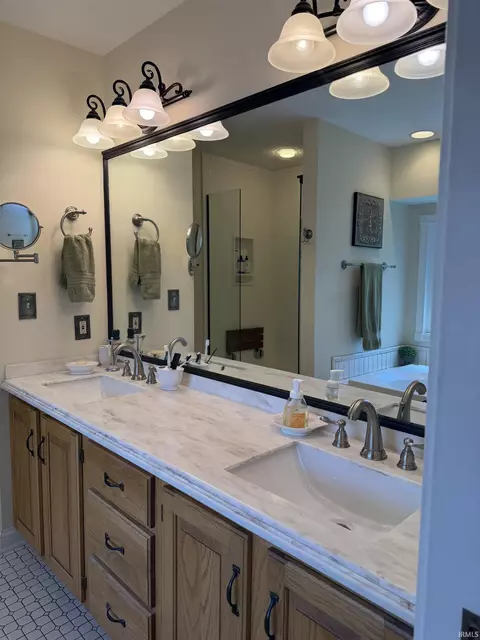 Bath - 2500 E Cedarwood Dr, Bloomington, IN 47401 photo 2 of 7
