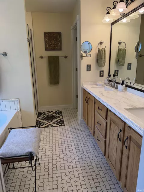 Bath - 2500 E Cedarwood Dr, Bloomington, IN 47401 photo 4 of 7