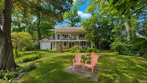 11080 E Iroquois Rd, Walkerton, IN 46574