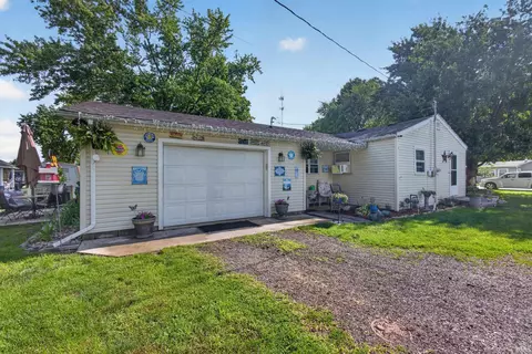 211 S Wayne St, Flora, IN 46929