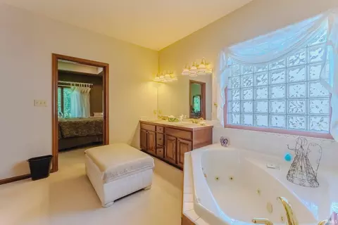 Bath - 38 Studio Dr, Wabash, IN 46992 photo 3 of 5