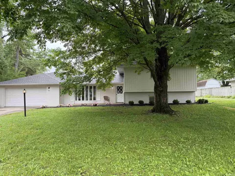 1212 N Bittersweet Ln, Muncie, IN 47304