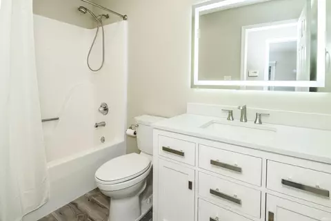 Bath - 2955 E Carowinds Ct, Bloomington, IN 47401 photo 3 of 4