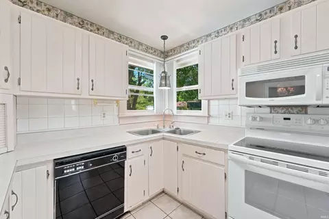 Kitchen - 8901 E Jackson St, Selma, IN 47383 photo 3 of 6