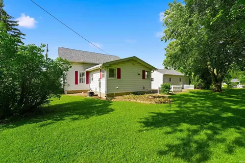 Exterior - 8901 E Jackson St, Selma, IN 47383 photo 3 of 11