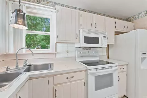 Kitchen - 8901 E Jackson St, Selma, IN 47383 photo 4 of 6