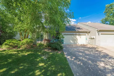 9417 S Harbour Pointe Dr, Bloomington, IN 47401
