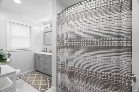 Bath - 514 7th St, Covington, IN 47932 photo 1 of 2