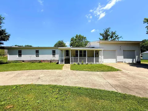 102 W Williams St, Loogootee, IN 47553