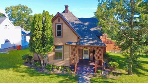 401 E Main St, Chalmers, IN 47929