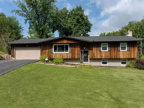 713 Carole Pl, Newburgh, IN 47630