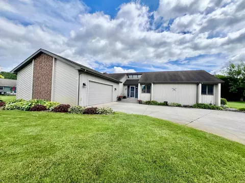 4687 E Country Cove Dr, Syracuse, IN 46567