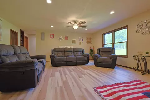 Living - 2823 Avoca Eureka Rd, Bedford, IN 47421 photo 2 of 4