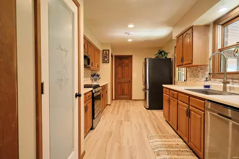 Kitchen - 2823 Avoca Eureka Rd, Bedford, IN 47421 photo 2 of 2