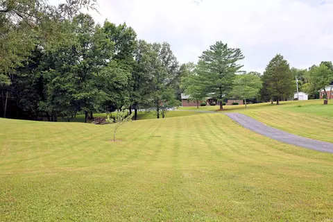Exterior - 2823 Avoca Eureka Rd, Bedford, IN 47421 photo 2 of 27