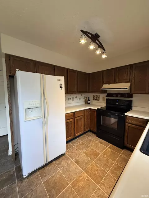 Kitchen - 2629 E Windermere Woods Dr, Bloomington, IN 47401 photo 2 of 4