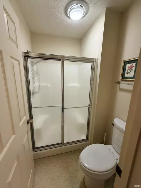 Bath - 2629 E Windermere Woods Dr, Bloomington, IN 47401 photo 3 of 4