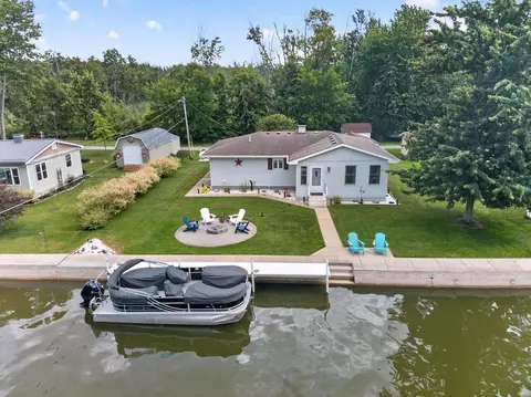 122 E Sunny Acres Dr, Rome City, IN 46784