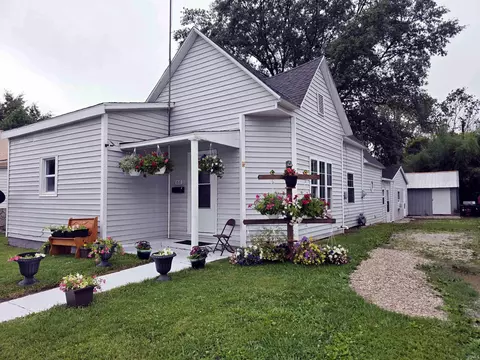 816 S Main St, Bicknell, IN 47512
