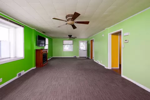 Living - 507 E 9th St, Auburn, IN 46706 photo 2 of 3