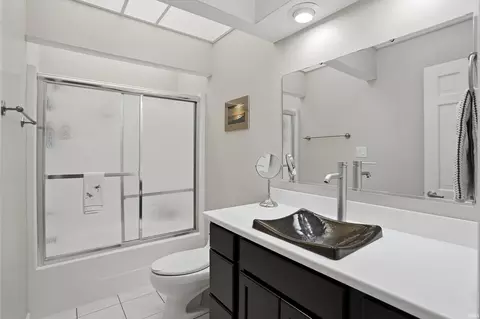Bath - 2608 E 2nd St Unit #C, Bloomington, IN 47401 photo 1 of 2
