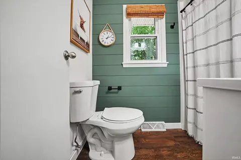 Bath - 4 Arbor Ct, Nappanee, IN 46550 photo 1 of 3