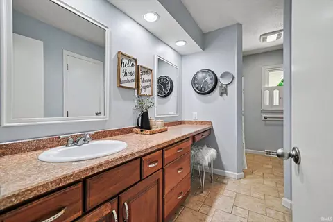 Bath - 4 Arbor Ct, Nappanee, IN 46550 photo 2 of 3