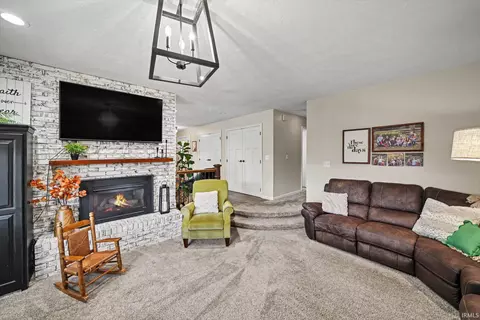 Living - 4 Arbor Ct, Nappanee, IN 46550 photo 1 of 1