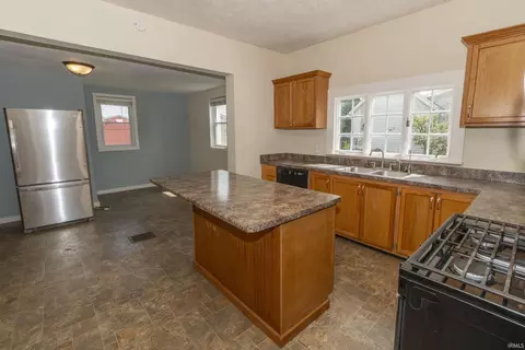 806 E Walnut St, Nappanee, IN 46550 photo 24